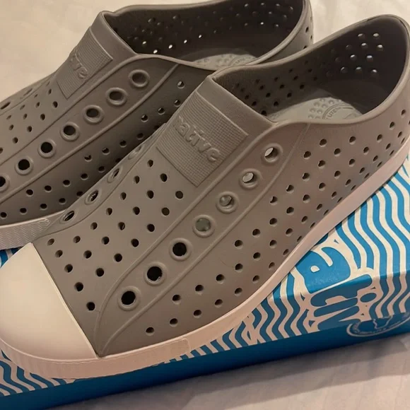 NEW Native Waterproof Shoes Unisex Size M 5/W 7 - Picture 2 of 6